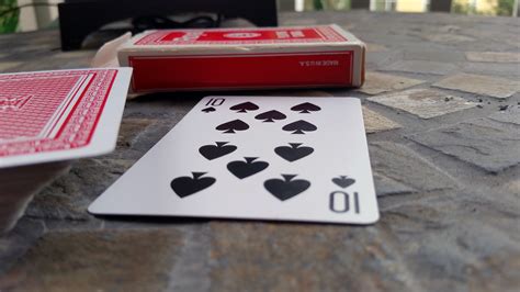 bentuk salah satu kartu poker berwarna hitam tts Array